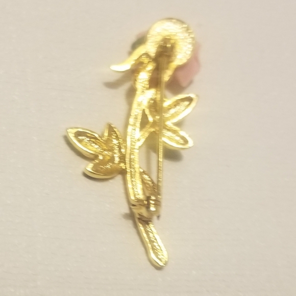 EUC vtg pink, white, and goldtone rose brooch w green enamel leaves - Picture 3 of 5